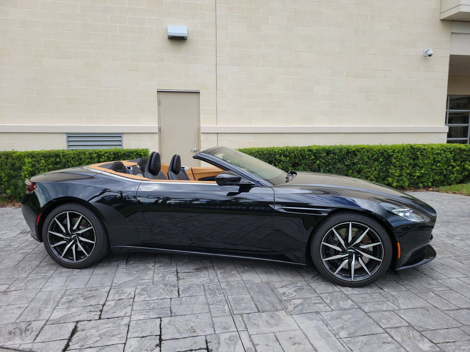 Aston Martin Db11 Volante 2018 Wallpapers