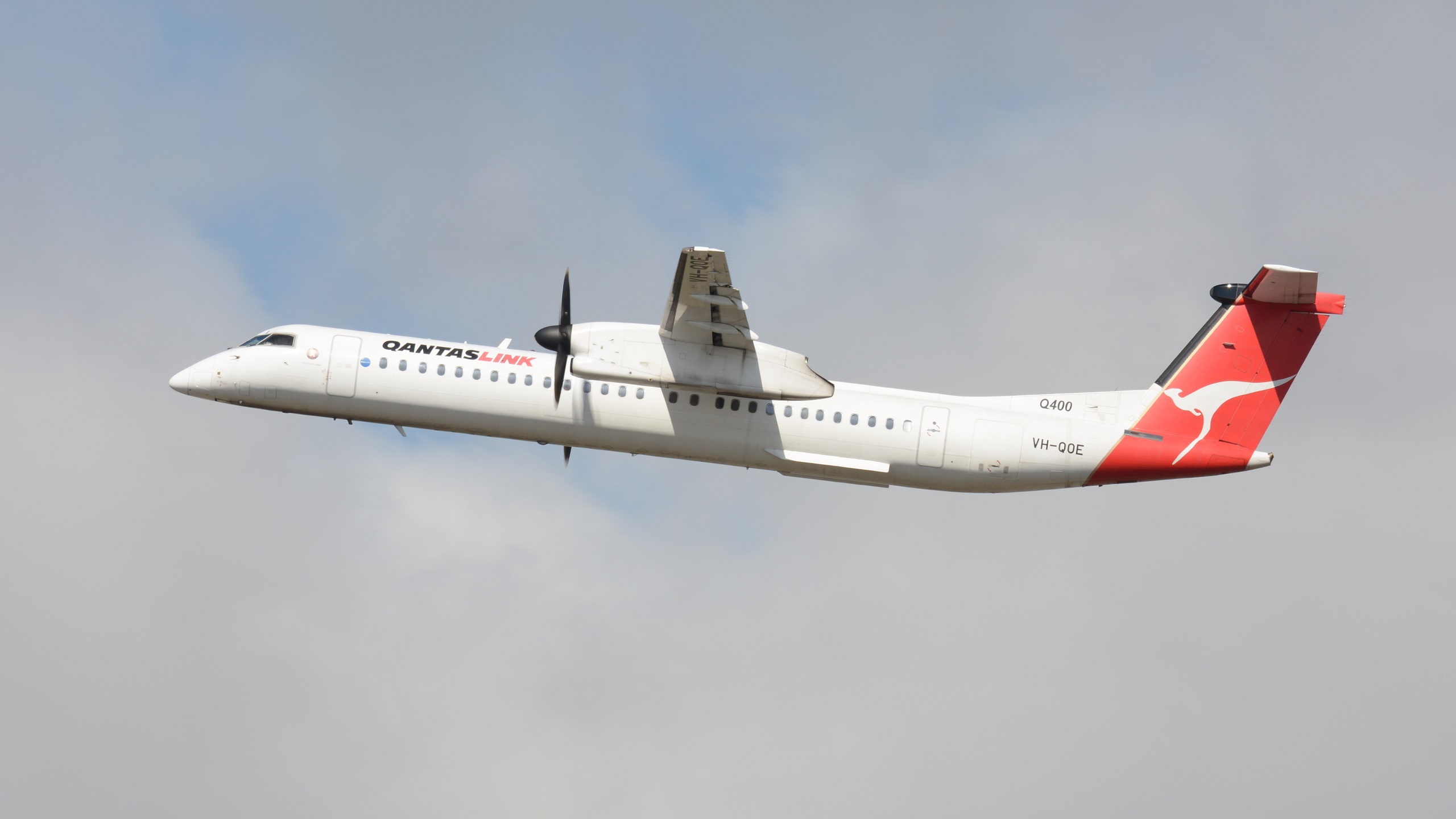 Bombardier Dash 8 Wallpapers