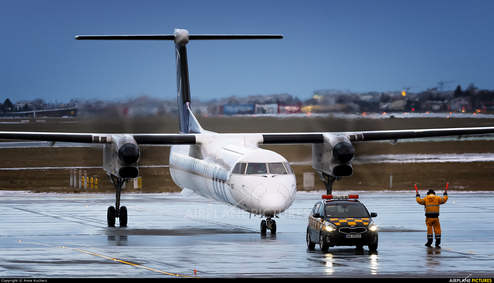 Bombardier Dash 8 Wallpapers