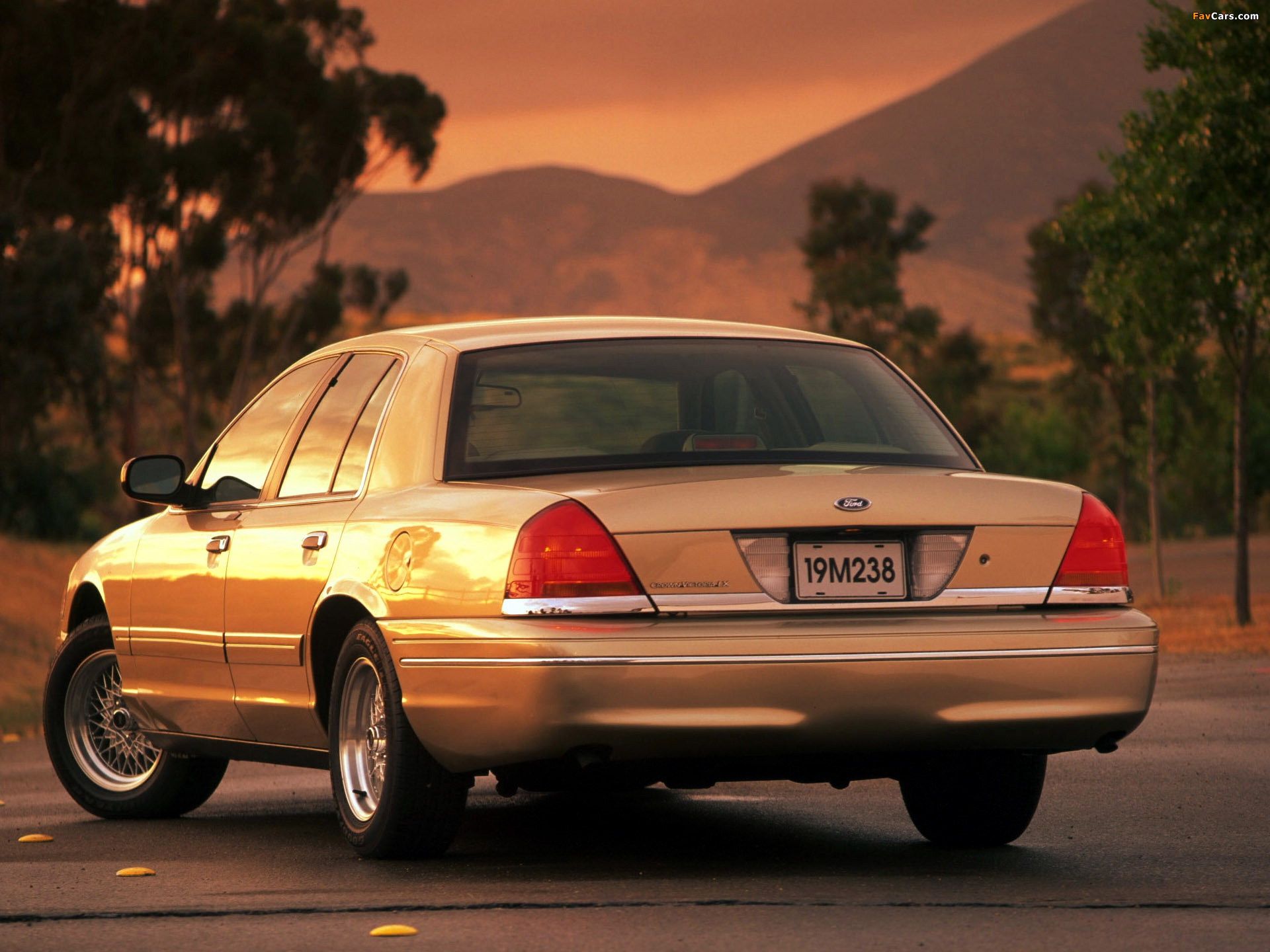 Ford Crown Victoria Wallpapers