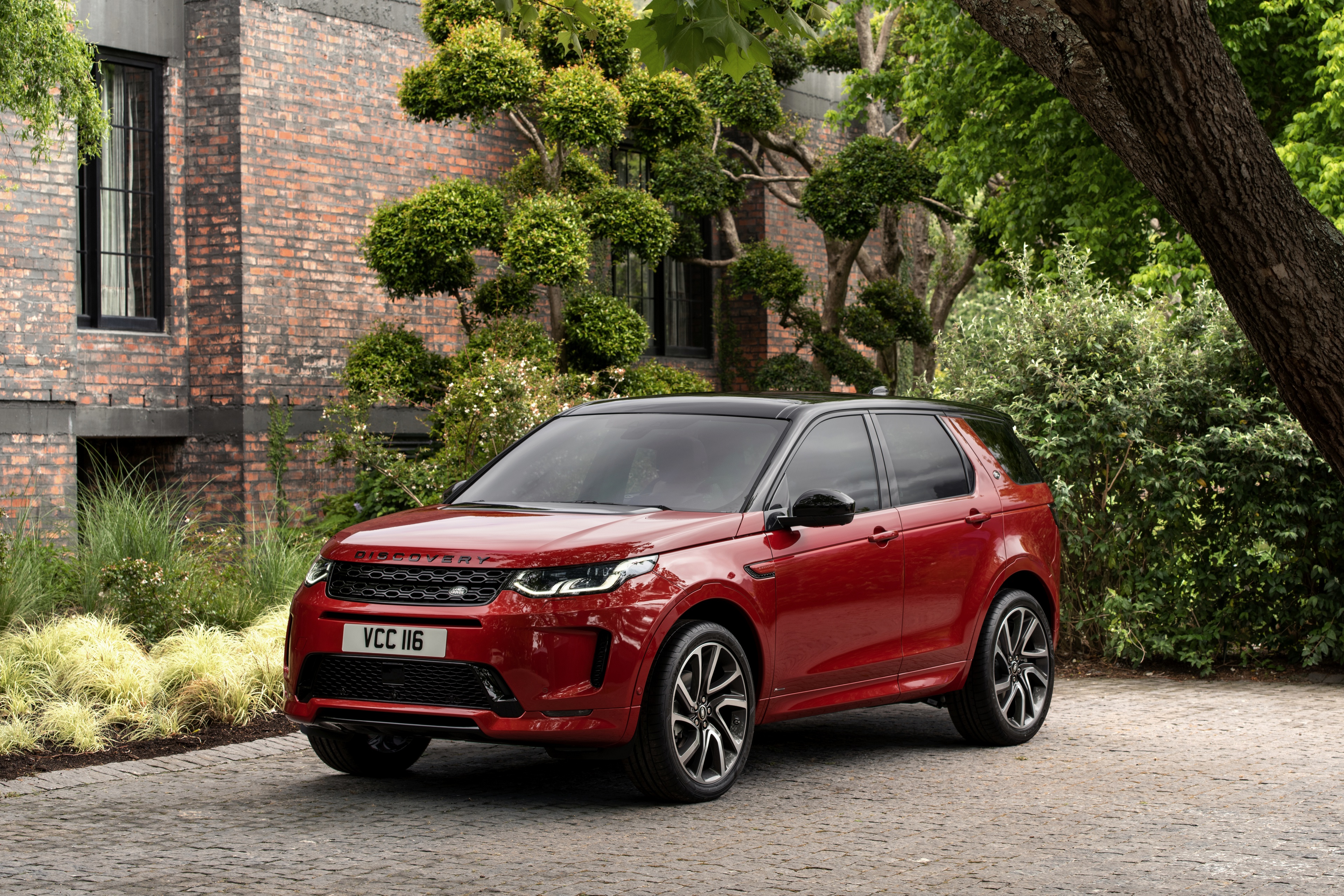 Land Rover Discovery Sport Wallpapers