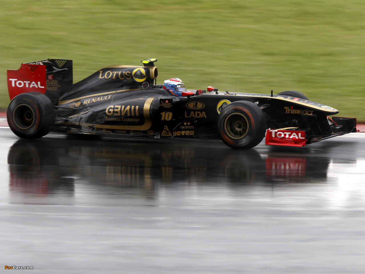 Lotus Renault R31 Wallpapers