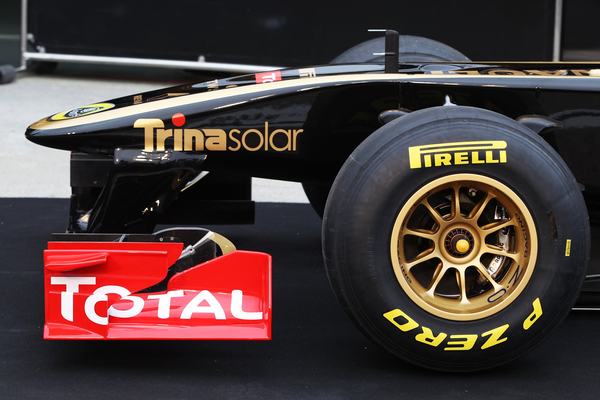 Lotus Renault R31 Wallpapers