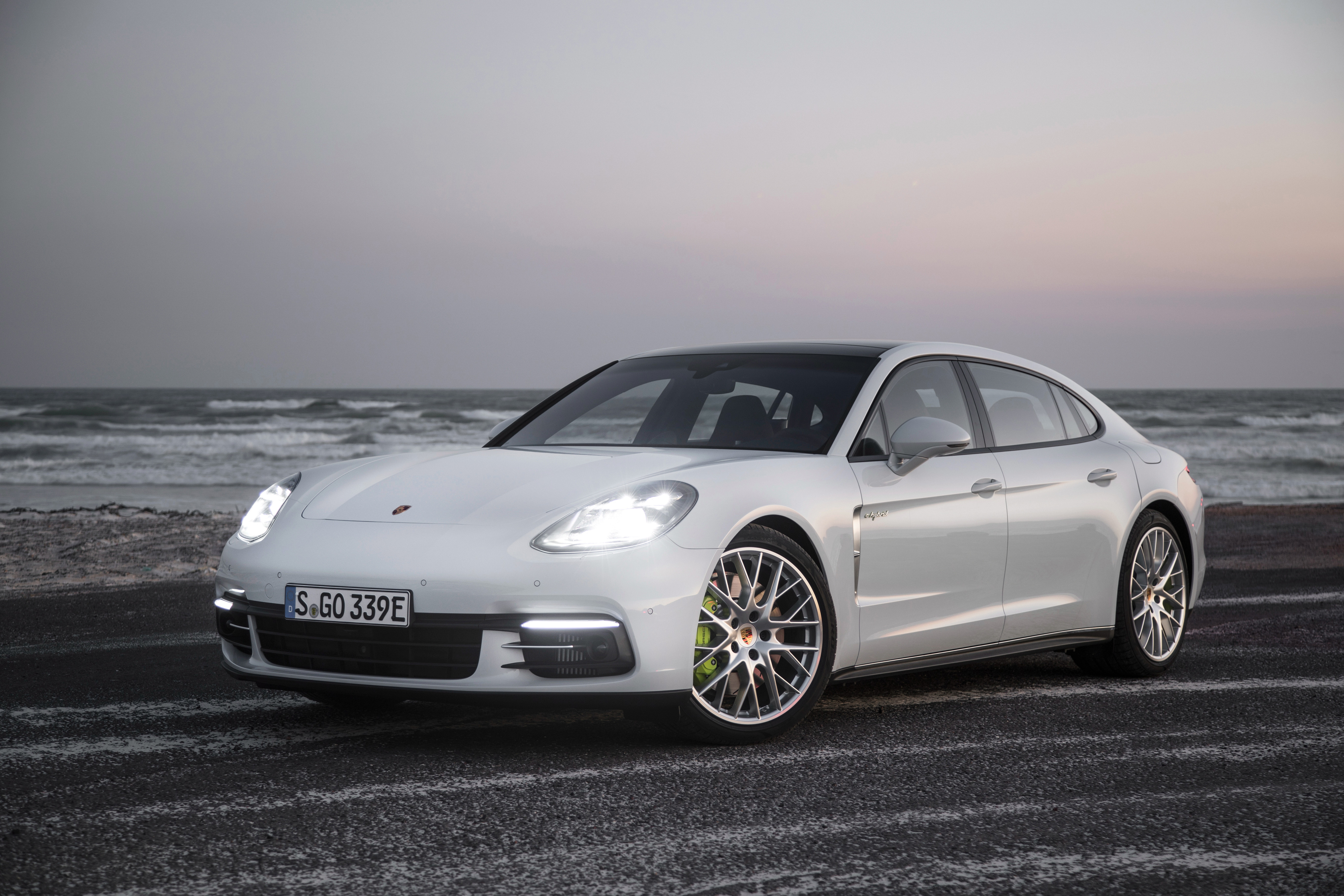 Porsche Panamera Turbo S E-Hybrid Executive Wallpapers